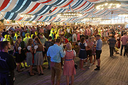 Stimmung im Glöckl Zelt (©Foto: Martin Schmitz)